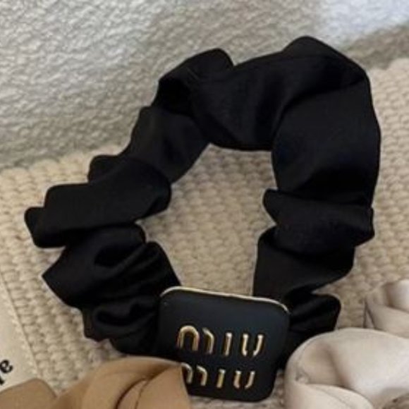 Women's Logo silky scrunchie - Picture 2 of 4